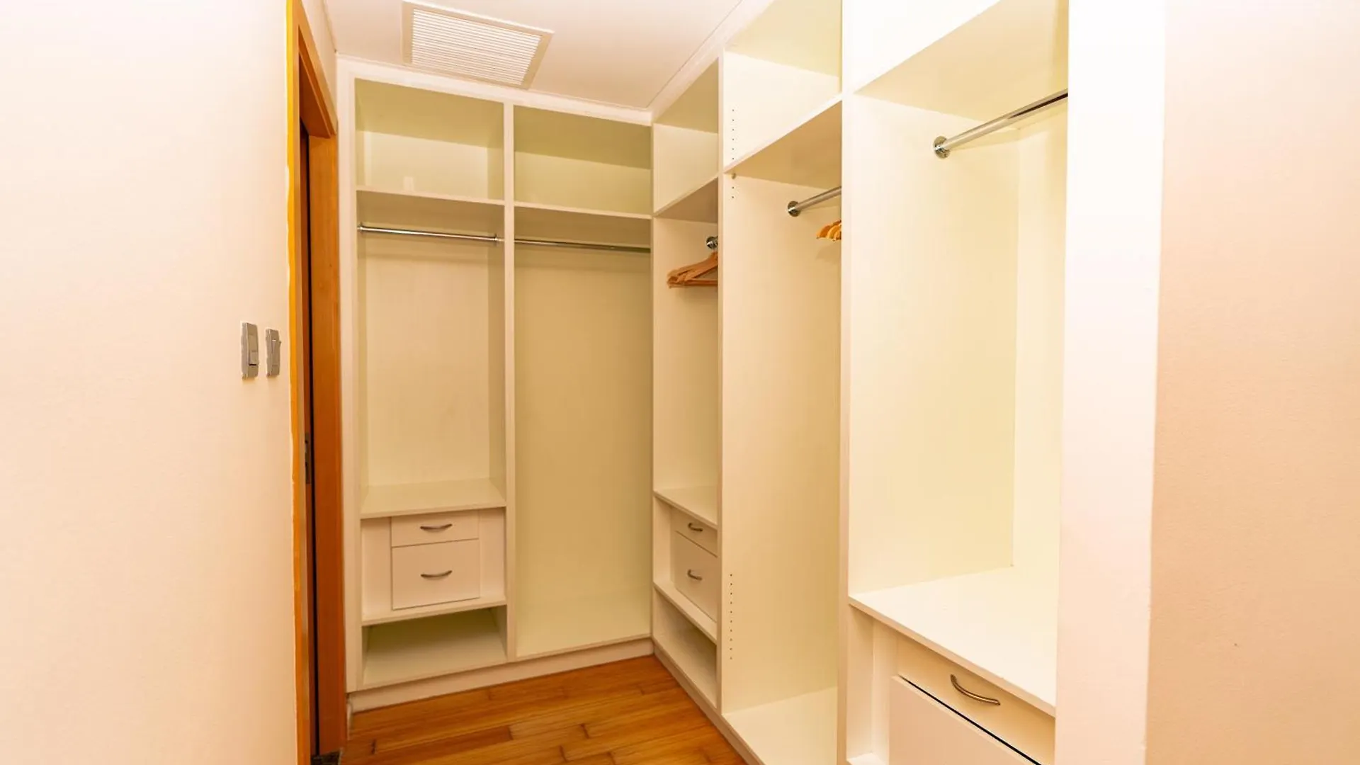 Voyage Two Bedroom In Al Sana Abu Dhabi 0*,  Emirati Arabi Uniti